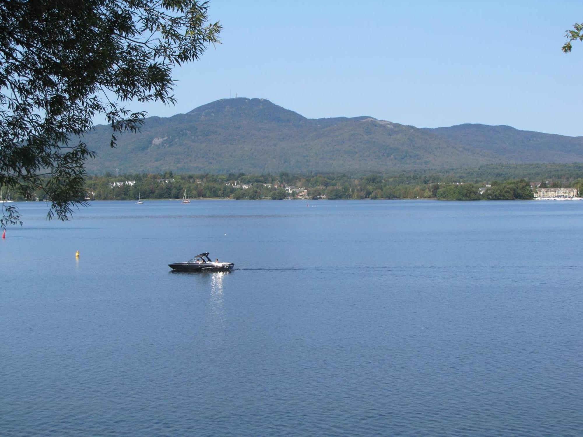 Location Tourisme Estrie - Oberge Du Village Magog Bagian luar foto