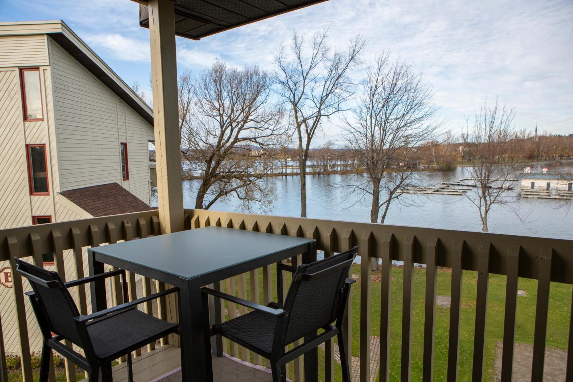 Location Tourisme Estrie - Oberge Du Village Magog Bagian luar foto