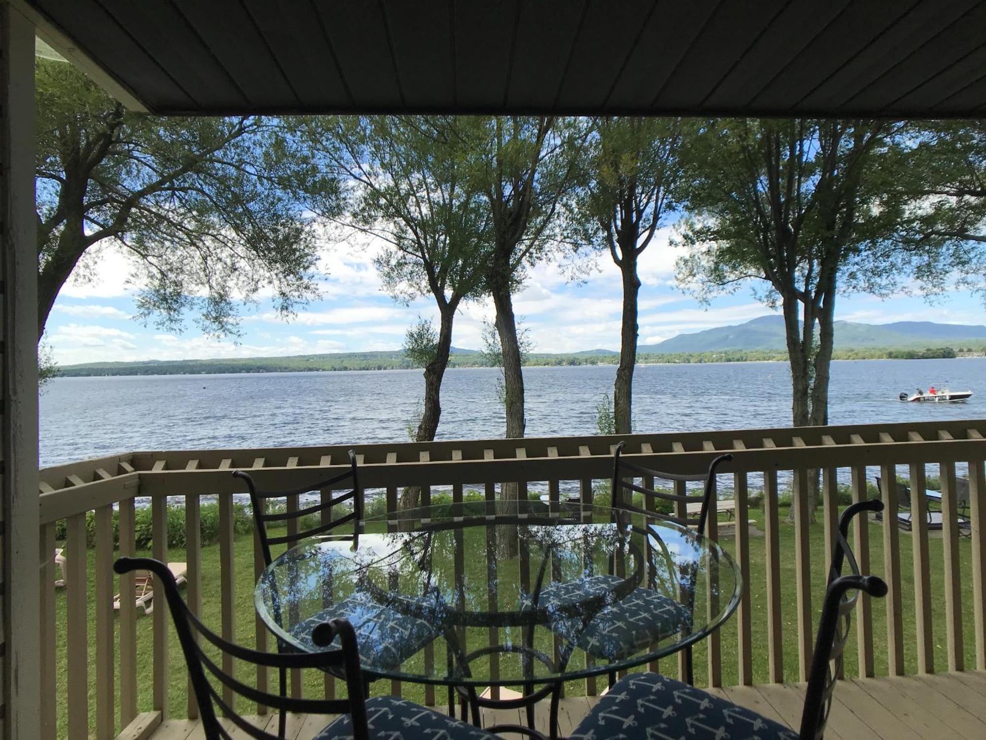 Location Tourisme Estrie - Oberge Du Village Magog Bagian luar foto
