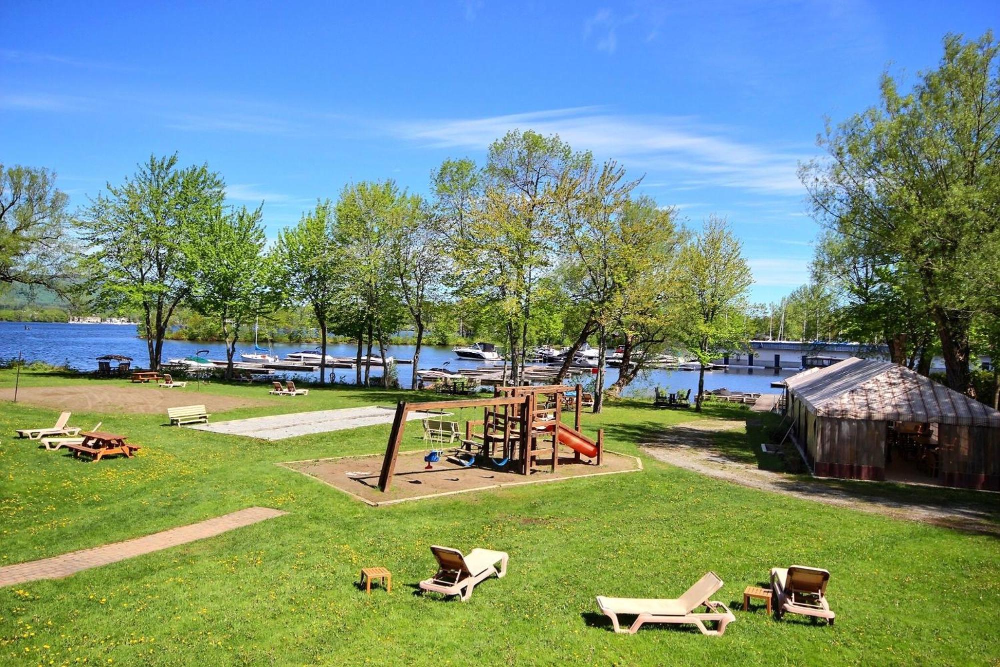 Location Tourisme Estrie - Oberge Du Village Magog Bagian luar foto