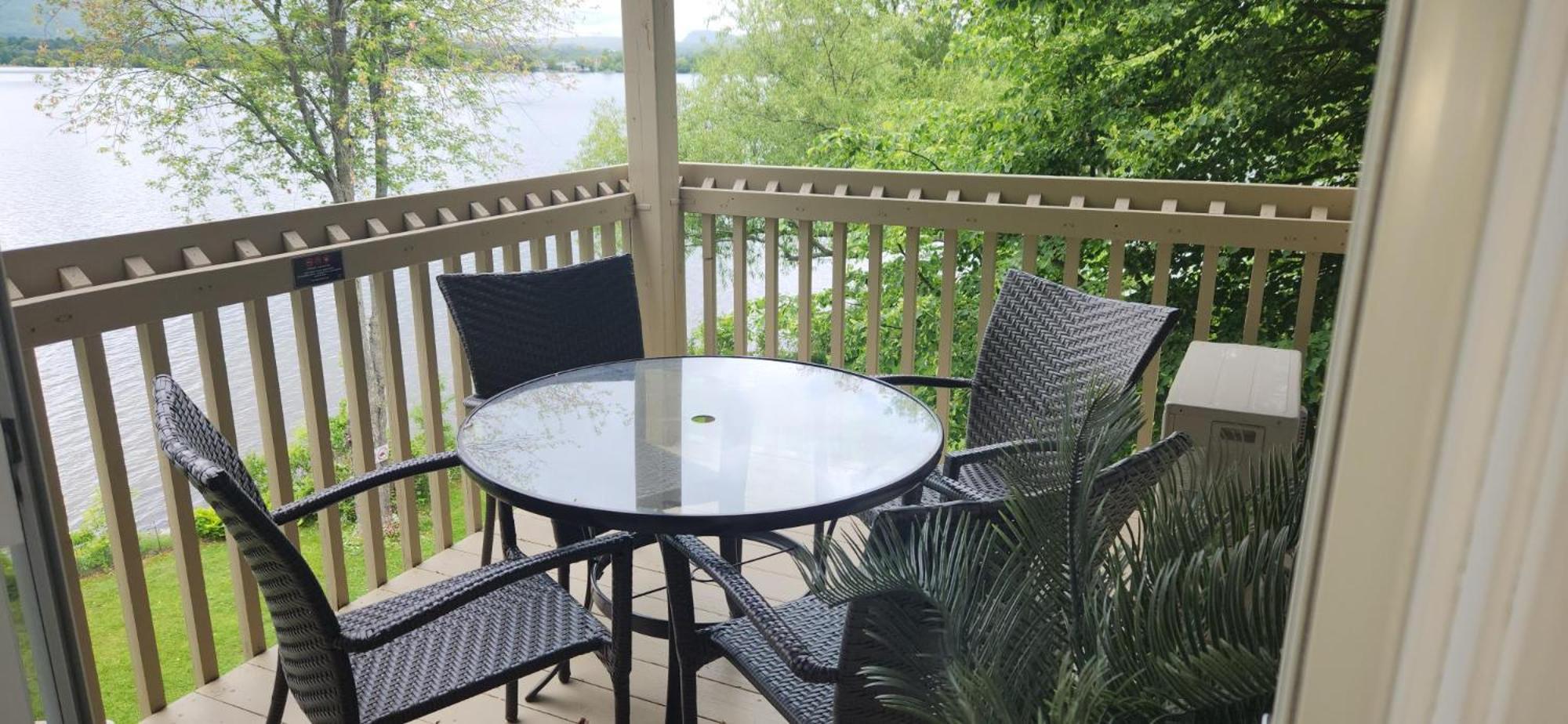 Location Tourisme Estrie - Oberge Du Village Magog Bagian luar foto